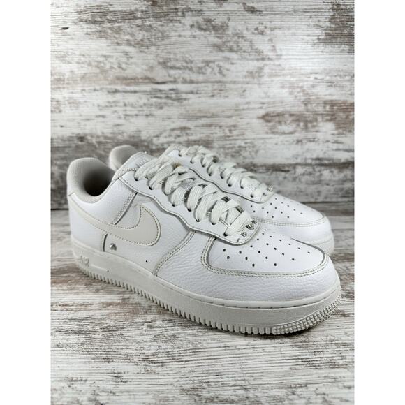 Women's Nike Air Force 1 07' SE 'Pearl' White Leather Sneakers Sz 9 Athletic - Picture 1 of 12